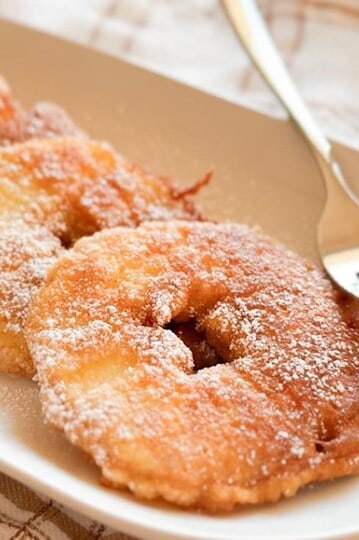 Delicious crispy fried chicken coated with flour and sprinkled with powdered sugar, perfect for home-cooked meals.
