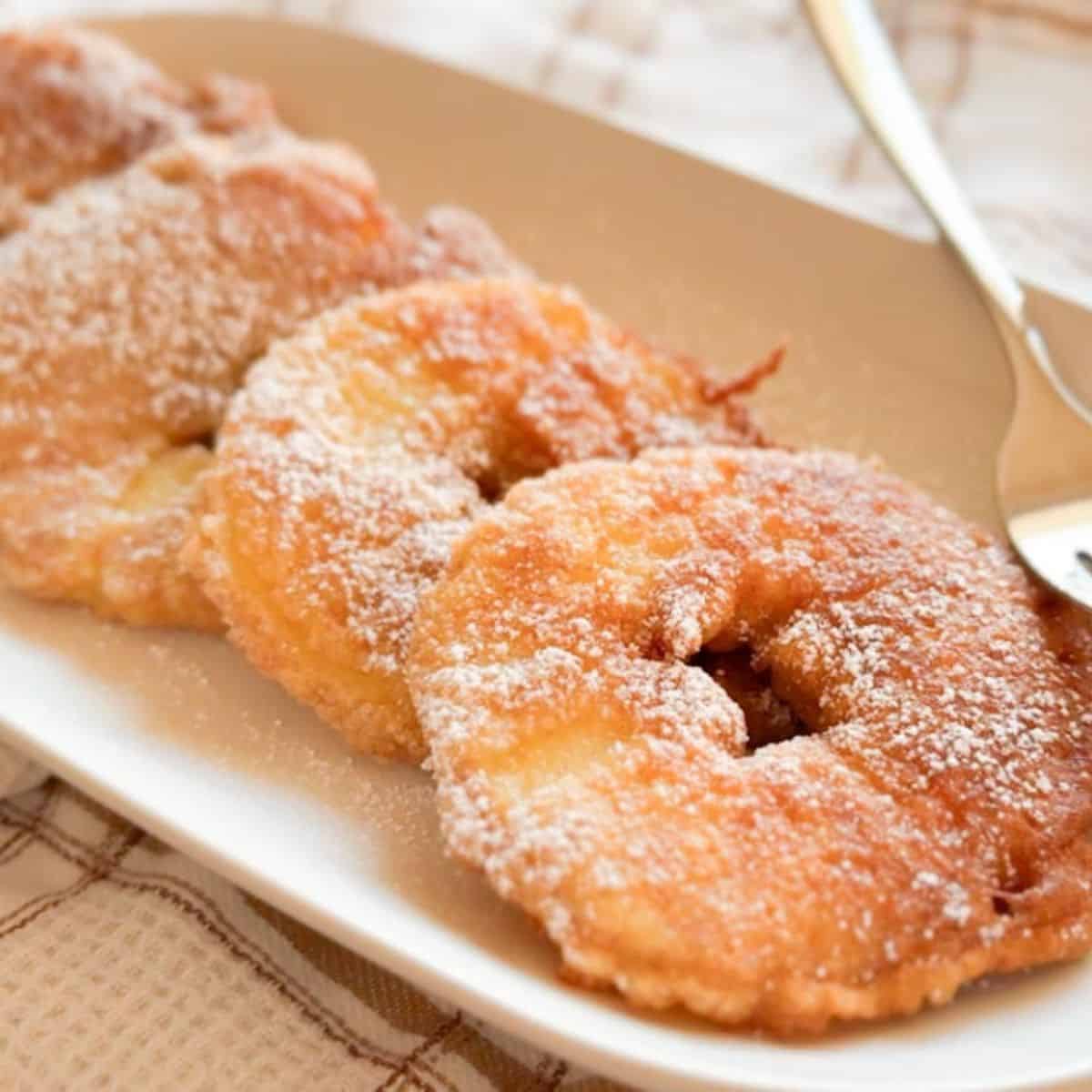 Delicious crispy fried chicken coated with flour and sprinkled with powdered sugar, perfect for home-cooked meals.