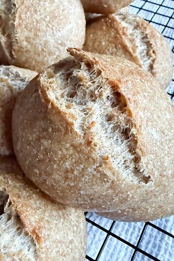 Fresh milled flour bread rolls, rustic crust, soft interior, ideal for baking, homemade bread, healthy recipes, fresh ingredients.