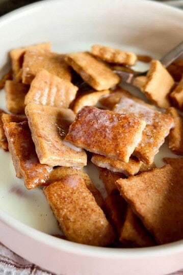 Crunchy, sweet, and cinnamon-flavored breakfast cereal perfect for morning.