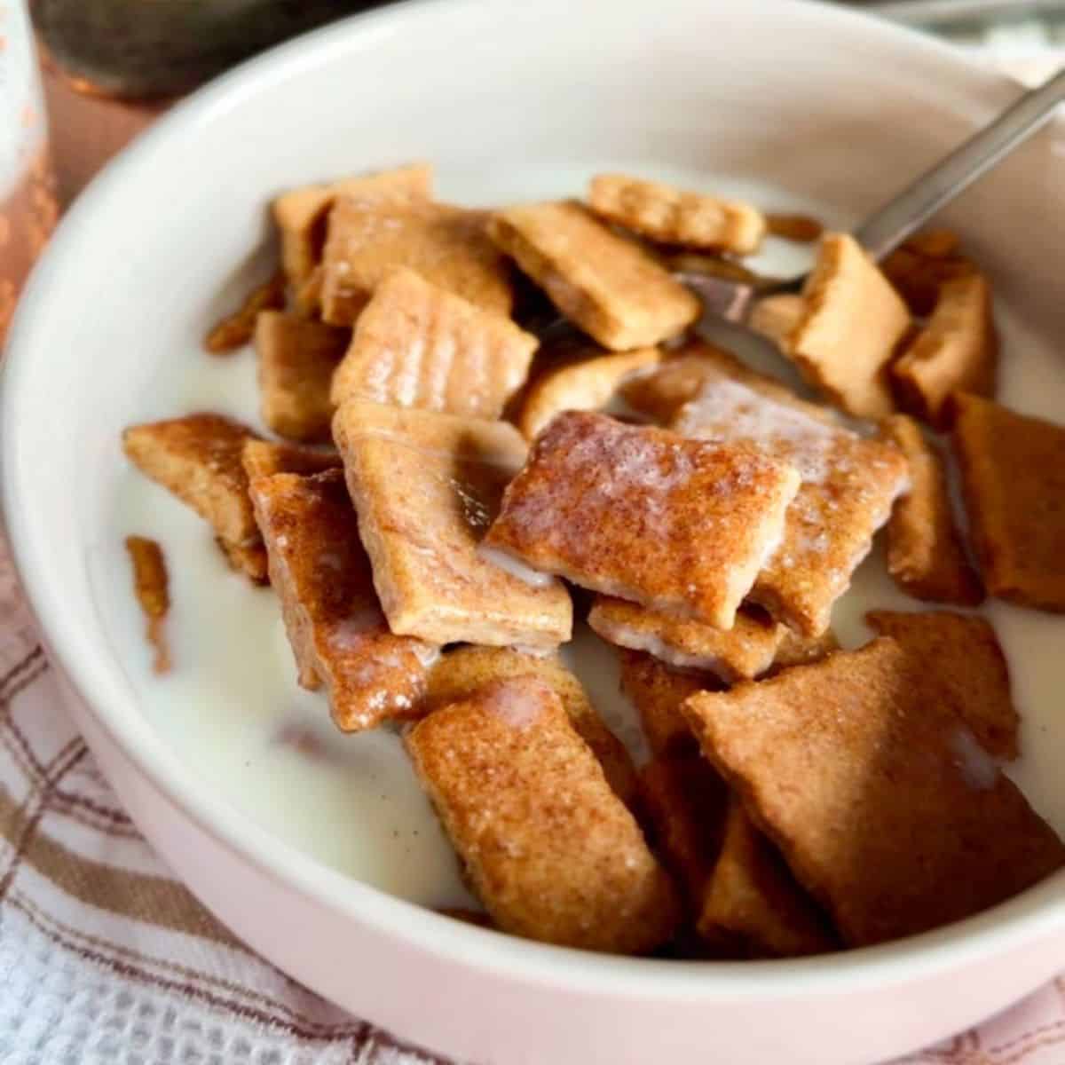 Crunchy, sweet, and cinnamon-flavored breakfast cereal perfect for morning.